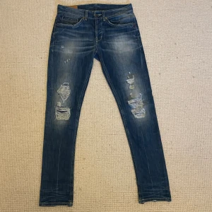 Dondup george jeans  - Hej! Säljer nu supersnygga dondup jeans i superfint skick. Storlek 32 skulle säga att det passar W30 L32. Modellen på bilden är 184cm och väger 70kg