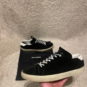 Saint Laurent skor - Säljer dessa feta saint Laurent skor i färgen svart. Skick är 8/10 samt att storleken är 44. Vid minsta lilla fråga är de ba att skriva!