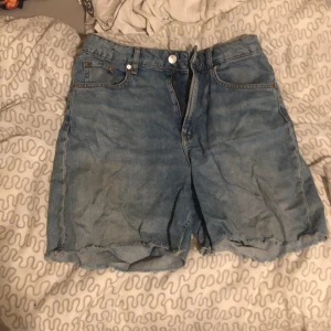 Jeansshorts  - Bra skick jeansshorts. Skriv om nån vill ha bild när jag har dem på. Säljer pga aldrig används längre. 