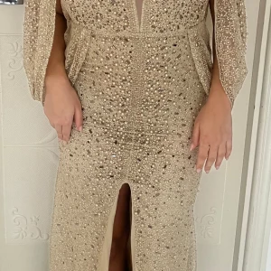 Festklänning  - Hej ! Nu är det dags att sälja min fina klänning som ENDAST är använd 1 gång under ungefär 4 timmar. Den är kemtvättad och i princip helt ny!   Jag köpte den för 3500 kr och säljer den för 2000, priset går att diskutera vid snabb affär!   Storlek 40 