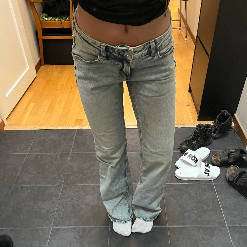 Lågmidjade ljusblå jeans från HM, storlek 34 men skulle mer säga 36. Jeans & Byxor.
