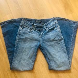 Säljer dessa as snygga jeans för de är lite för små för mig⭐️Lågmidjade och passar perfekt i längden för mig som är 167cm🩷Skulle säga att de blir för korta om man är längre än 170cm🥰Står ingen storlek men passar en 34/36🌸 