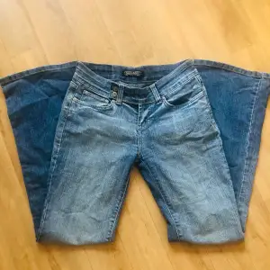 Säljer dessa as snygga jeans för de är lite för små för mig⭐️Lågmidjade och passar perfekt i längden för mig som är 167cm🩷Skulle säga att de blir för korta om man är längre än 170cm🥰Står ingen storlek men passar en 34/36🌸 