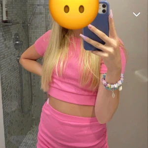 Rosa kjol och topp set - Rosa kjol och top set💗 Supersnyggt och perfekt för sommaren eller tema fest. Strl 36 Köpt utomlands för ca 150kr men säljer för 75+ frakt🎀