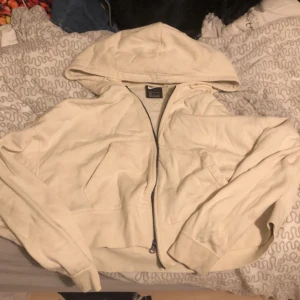 Nike tröja - Ok  Nike huvtröja. Säljer pga använder ej. Vit/beige 