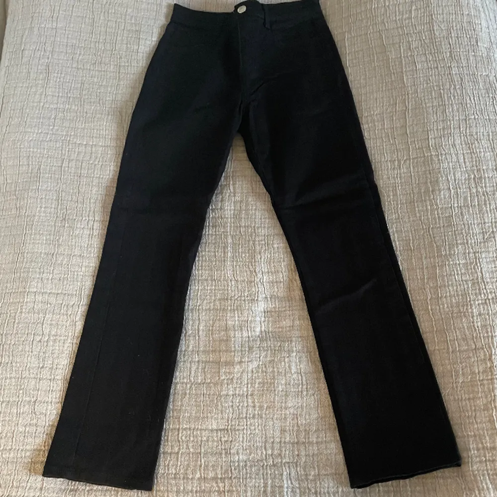 Helt nya svarta jeans från Zara, endast testade. Storlek 34/XS. Slutar lite nedanför ankeln på mig som är 164 cm 💕. Jeans & Byxor.