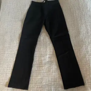 Helt nya svarta jeans från Zara, endast testade. Storlek 34/XS. Slutar lite nedanför ankeln på mig som är 164 cm 💕