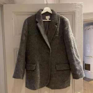 Kavaj/Jacka - Säljer denna jacka från H&M i storlek S, använd 2 gånger så den är i nyskick💖💕