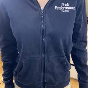 Cool zip up hoodie från peak performance 