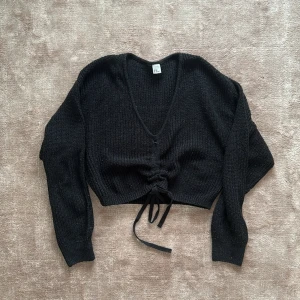  mysig coppad tröja  - Använd men inga defekter behöver bara rollas. Är super fin i modellen i storleken XS, den är vid i modellen så den kan även gå upp till storlek M. Lagomt kort och justerbart större framtill visst man vill ha den kortare 🌚🖤