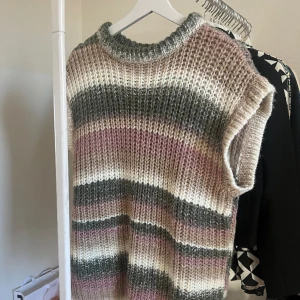 Stickad väst från NA-KD - En super snygg stickad väst från NA-KD som tyvärr inte kommer till användning. Använt cirka 1/2 gånger, inget som syns. Storlek M/L