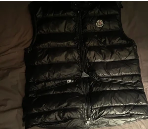 Moncler väst - Fint plag i bra skick storlek 2 som motsvarar ungefär s till liten m