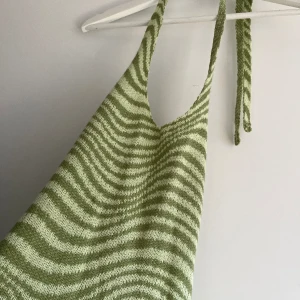 Klänning - Virkad klänning! Strl xs, väldigt svårt att få den rättvis på bild men om du är intresserad så skickar jag givetvis fler bilder💚