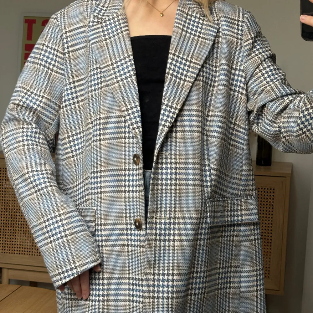 Knappt använd blazer från Gina Tricot, perfekt nu till våren😇 Storlek: XL (bra oversized på mig som är XS-S). Jackor.