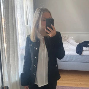 Jacka - Sååå fin vårjacka från monki, knappt använt och köpt förra våren💞  Köpt för 800kr säljer för 500kr pris kan även diskuteras. 
