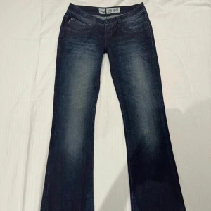 Mörkblå lågmidjade jeans  - Säljer dessa super snygga lågmidjade LTB jeansen! De är andvända men i superbra skick! De är mörkblå och har passformen bootcut/straight! Midjemått 34 och innerbenslängd 76!💕 Pris kan diskuteras!