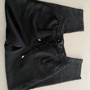 Superfina svarta byxor från Zara i nyskick 💕 Skriv vid intresse och tveka inte på att ställa frågor🥰