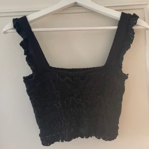 Svart volang-topp Zara - Svart gullig topp med volanger från Zara i storlek S🖤🙌🏼