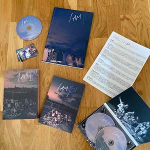Straykids album, med fotobok och cd skivor😊 