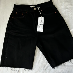 Jeansshorts  - Jeans shortsen är från Gina Tricot i storlek 34, dom är köpta för ungefär ett år sen men är aldrig använda då dom är för små. Shortsen är i nyskick och är köpta för 499kr. Dom går lite längre ner på låren men inte över knäna, skicka för mer bilder. 