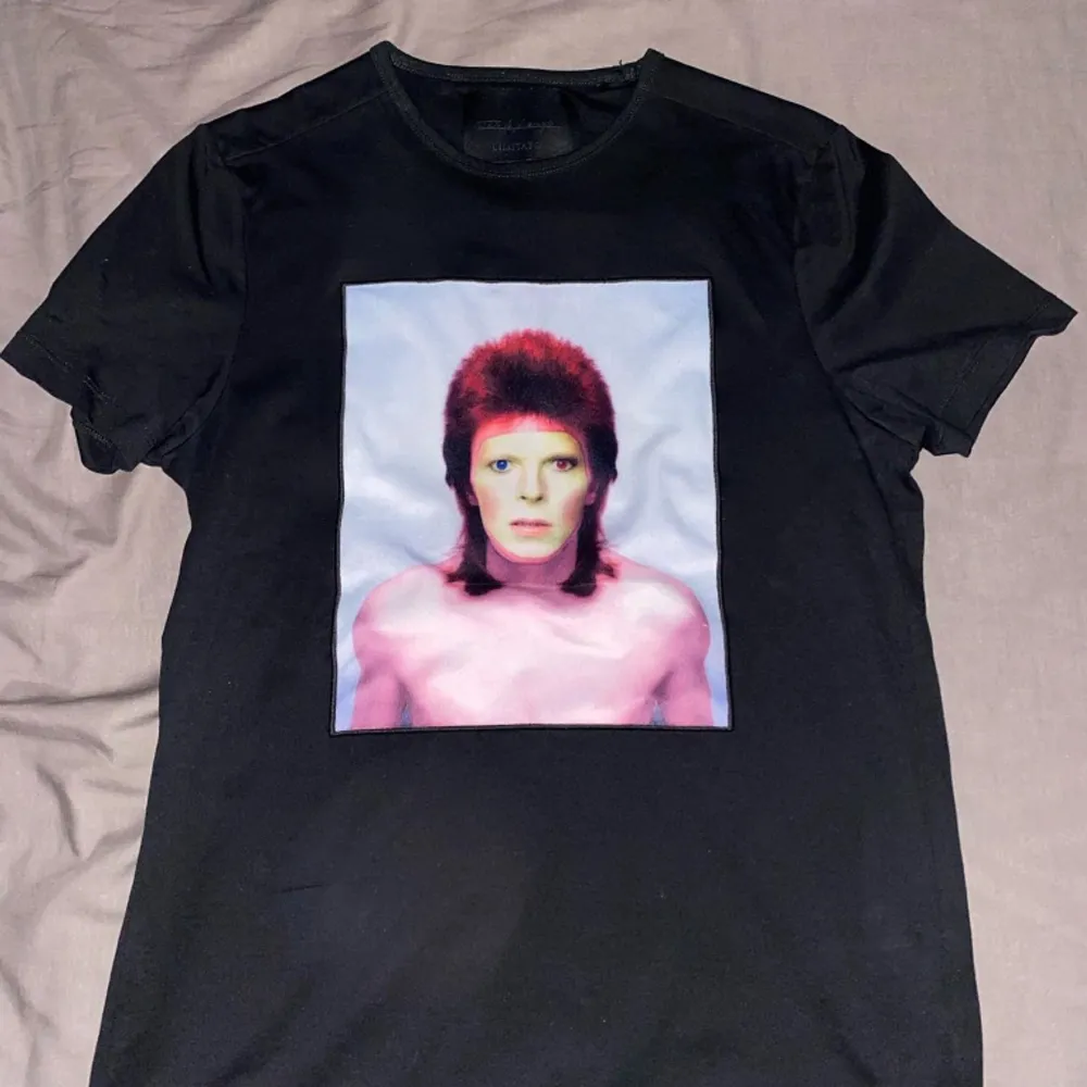 Snygg Limitato T-shirt med David Bowie, den är i bra skick och bra passform. Bara att höra av sig vid fler frågor.. T-shirts.
