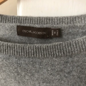 Oscar Jacobson crewneck - Tänkte sälja denna riktigt snygga crewneck för att den inte kommer till användning särskilt mycket, jag har använt den  ca 5 gånger.  Material: Ullblandning (80% merinoull 20% nylon/polyamid) Storlek:S  Ordinarie pris: 1299 Säljer för: 1000