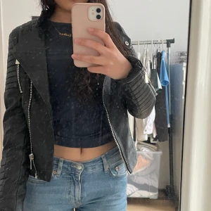 Skin jacka från Voyelles - Bra skick helt ny aldrig använd köptes föt 1800