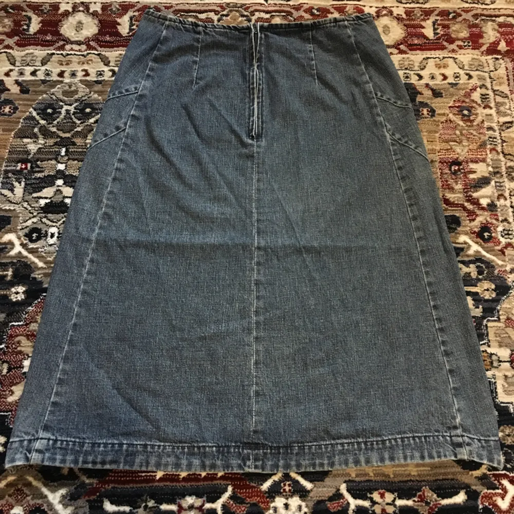 Cool jeanskjol med text på från ICHI! 100% bomull, Midjemått 70cm Längd (61cm i fram) (64cm på baksidan). Kjolar.