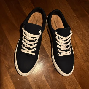 These glory days skor - Tjena säljer nu mina helt nya These glory days skor i storlek 42. ord pris 1299kr. Vid mer info kom priv, kvitto finns även med.😁