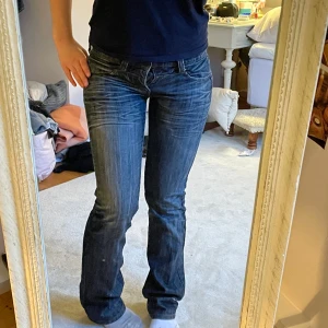 y2k jeans - coola jeans från märket Ice Jeans💗 är lågmidjade med snygga detaljer! (lägger snart upp midjemått etc!)använd gärna köp nu/lägg prisförslag❤️ PRIS ÄR DISKUTERBART