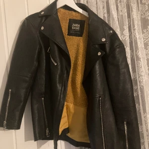 Skinnjacka Zara - Bra kvalite, slitage på nacken varav priset syns ej när den är på