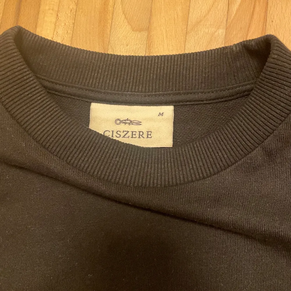 Säljer en svart sweatshirt från Ciszere. Den är sparsamt använd och säljs då den inte används längre. Den är något tunn så är perfekt på våren/hösten! Något liten i storleken. . Tröjor & Koftor.