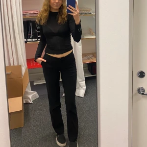 Kostymbyxor - Jättesnygga kostymbyxor! Relativt låga i midjan, inte mycket stretch och dom är smala i benen 🖤Dom är använda men i fint skick. 