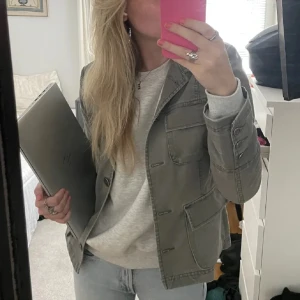 Jacka - Säljer nu min jätte söta jacka, några få defekter men inget som är märkbart😊