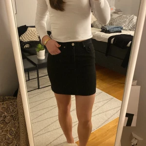 Jeanskjol Zara - Svart Jeanskjol från Zara i fint skick❤️