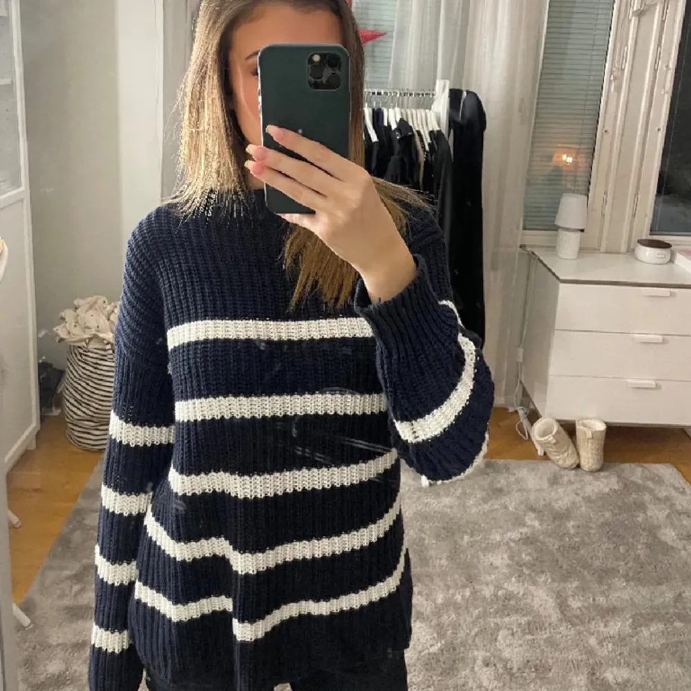 Så snygg oversized stickad tröja! Storlek L men sitter snyggt oversized på mig som vanligtvis bär S💘 använd gärna köp nu!🛍️💕. Stickat.