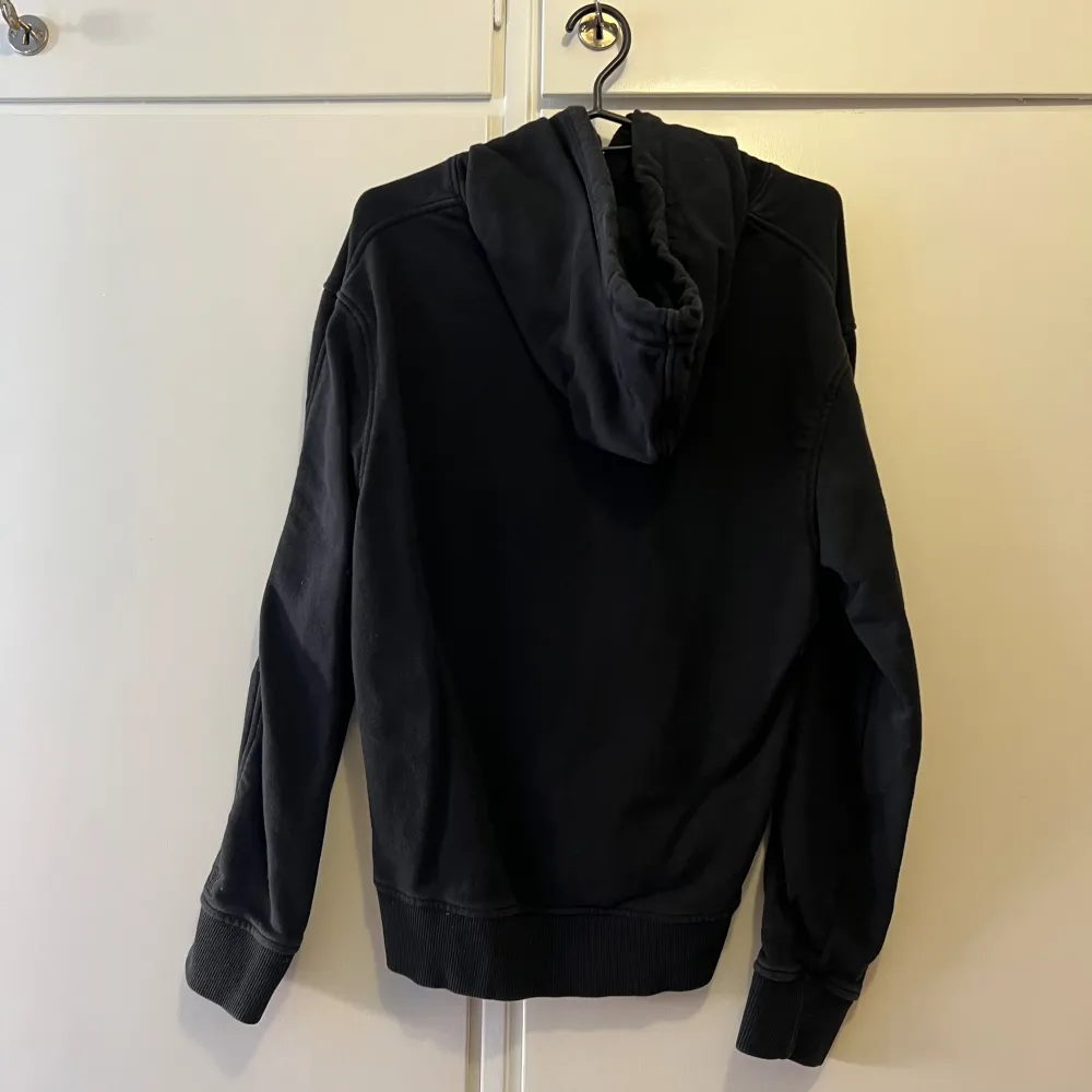 Storlek: S. Färg: Svart. Märke: Calvin Klein Jeans. Nypris: 1 217kr. (Zalando) (Skitig spegel). Hoodies.