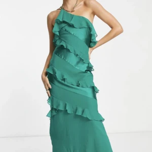 Balklänning  - En superfin klänning, bra till någon sommarfest eller till skol balen. Den är ifrån asos och är i storlek 36. Jag har vanligt vis storlek 32/34 och den passar mig. Bara testat, prislappen är kvar. Ifall du vill ha bilder kan du skriva privat😊