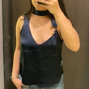 Blus  - Jättefin blus från Zara storlek S . Den är i använd skick så den har lite defekter men man kan säkert ta bort den med en rakhyvel 💞