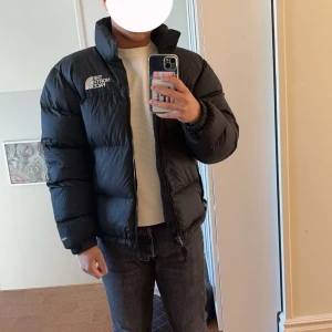 Svart North Face Jacka - Storlek S men passar även M, använd 1 vinter och är i fint skick utan några defekter. Den är köpt från Zalando. Priset är absolut inte hugget i sten. Det är bara att skriva för bättre bilder.