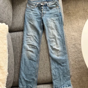 Midwaist jeans - Säljer dessa fina midwaisted jeansen som är sparsamt använda. Har sprättat vid benen och passar mig perfekt i längden (är ca 163 cm). De är från weekday i storlek 25/30, modellen pin. Ställ frågor/fler bilder💖