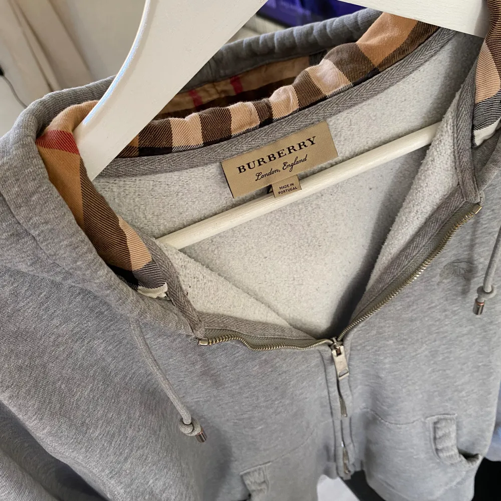 |Tja säljer nu denna burberry hoodie då den har blivet för liten| storlek L men sitter som M| tröjan är i använt skick och de finns några hål på baksidan men inget som på verkar användning| vid frågor eller funderingar är de bara hör av sig| . Hoodies.