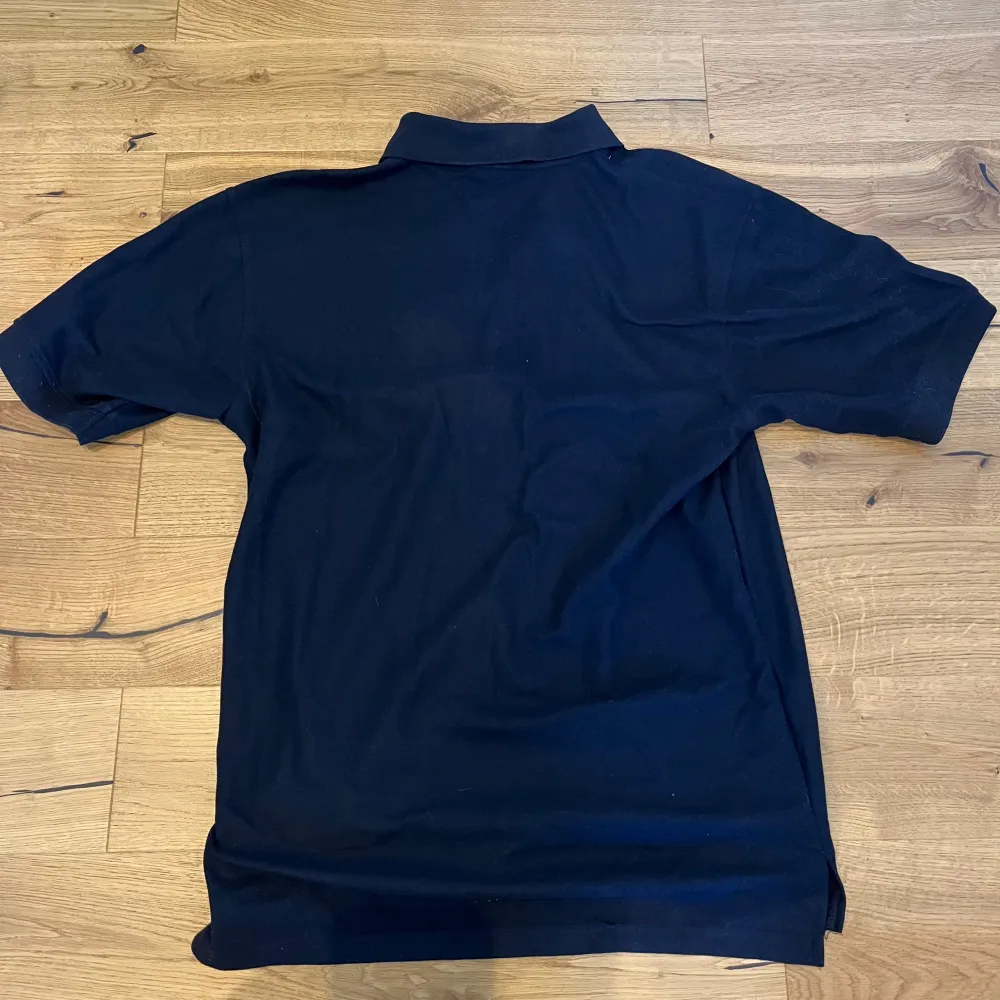 Mörkblå Ralph Lauren Polo tröja, inga defekter. Använd fåtal gånger, storlek XL men passar L. Kvitto finns ej.. T-shirts.