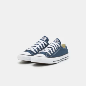 Säljer mina converse för jag har inte använt de på väldigt länge men de är i bra skick 🤍 - .