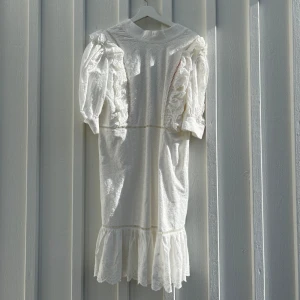 Klönning - Så fin studentklänning, är i jättebra skick, aldrig använd med lapparna på🤩