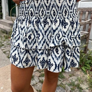 Design by Si kjol - En superfin kjol från design by si. Tyvärr är den för liten för mig så därför säljer jag den. Jag använde den 1 gång i somras så den är i väldigt fint skick. Det är bara att skriva till mig om ni vill ha en bättre beskrivning eller någon fråga❤️