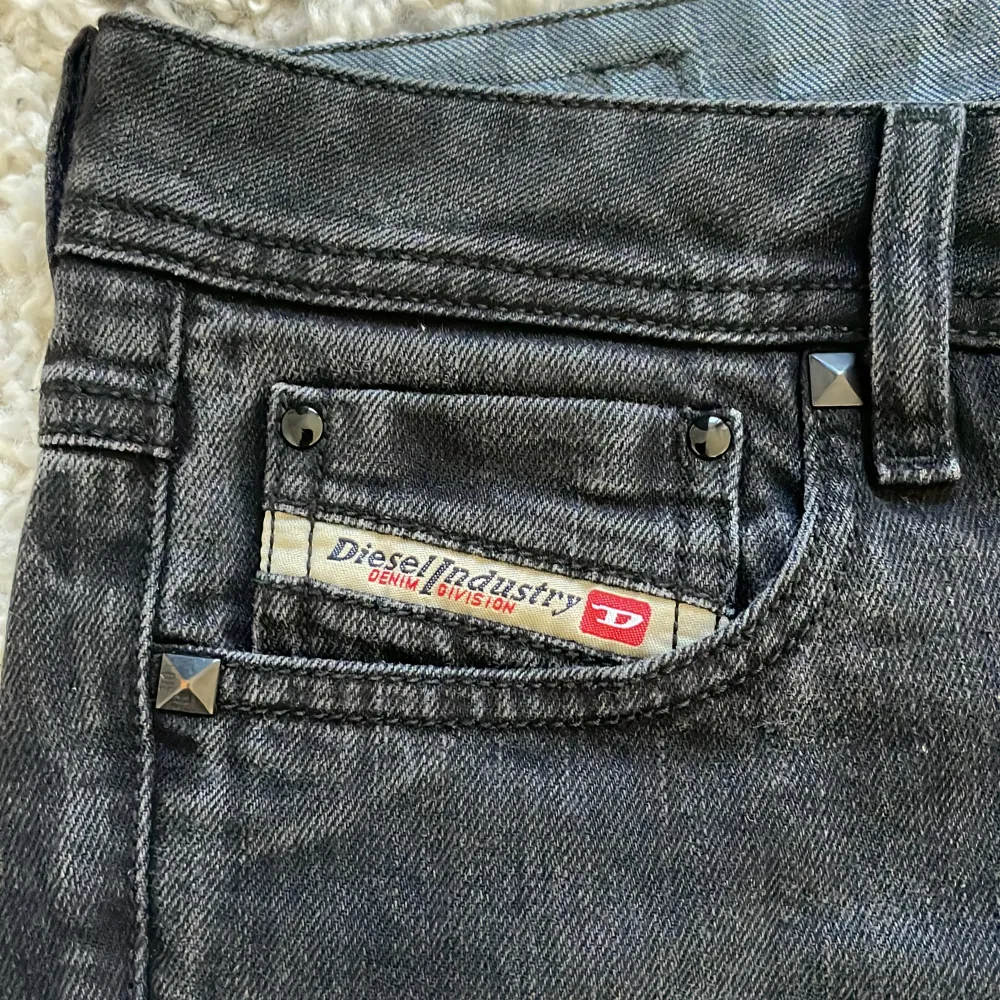 Säljer min mammas gammla diesel jeans hon hade som tonåring. Jeansen är lågmidjade. Storlek på jeansen är 28W 34L❣️. Jeans & Byxor.