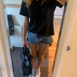 Zara shorts i mörkblå, skit snygga men passar mig tyvärr inte längre perfekt nu till sommarn💓