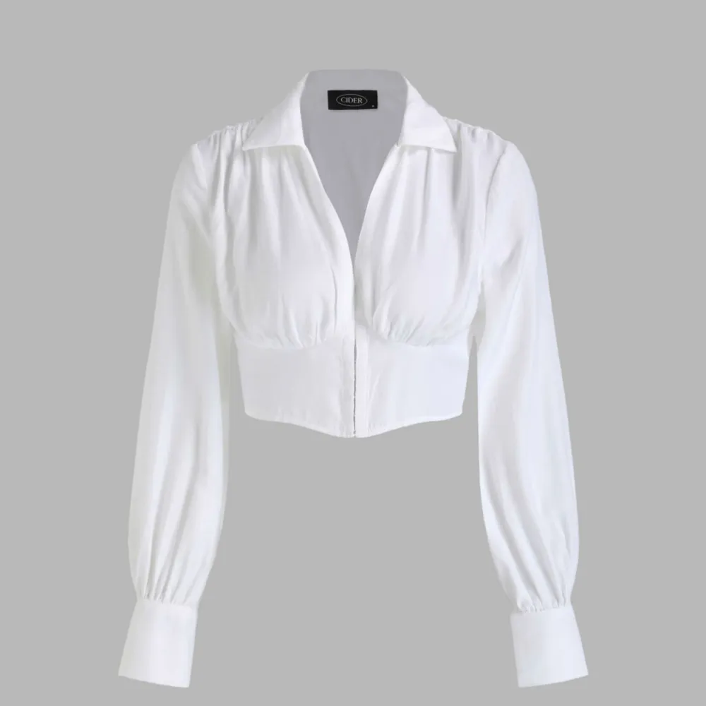 Heter: SOLID LONG SLEEVE CROP SHIRT. Storlek: M. Märke: Cider. Färg: White. Nypris: 260kr. Passar även S. Bara testat den på.. Toppar.