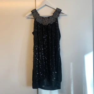 Två festklänningar  - Säljer dessa två klänningar, storlek M🖤skriv för mer bilder, går att köpa styckvis.